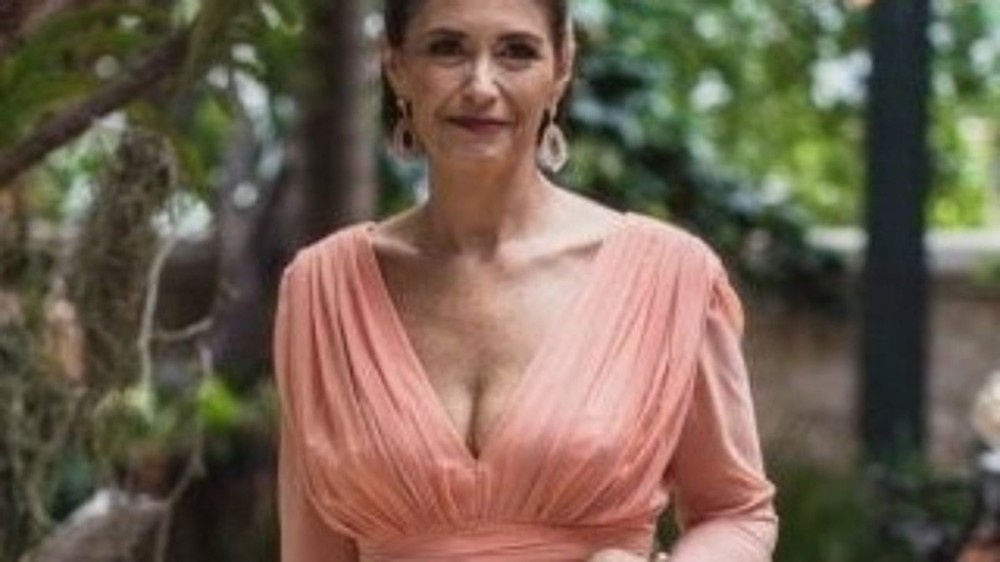 Veja inspirações de looks de casamento para mães de noivos e noivas