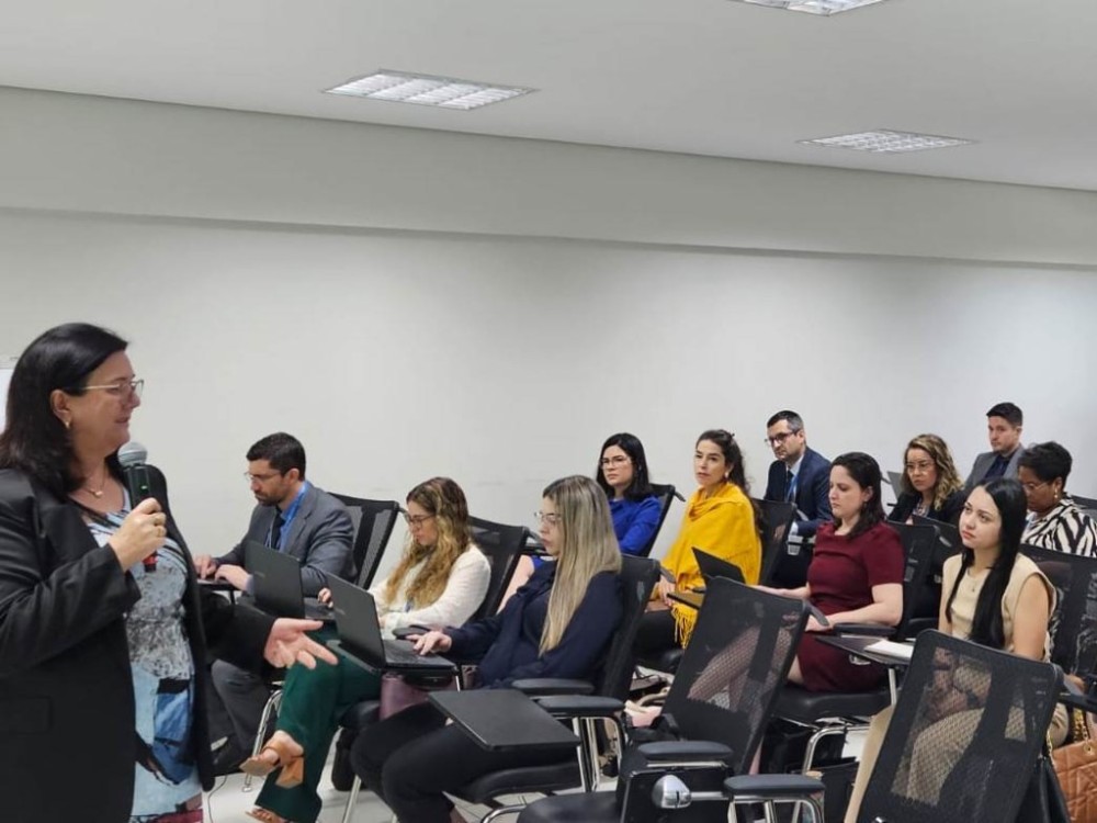 Diretora-geral da Esmagis-MT ministra aula a novos juízes e juízas sobre Direito Agrário
