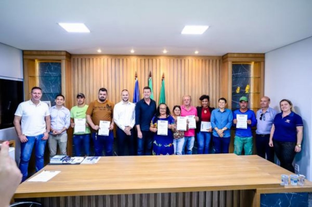Seis famílias sorrisenses recebem documento que autoriza a escrituração de seus imóveis