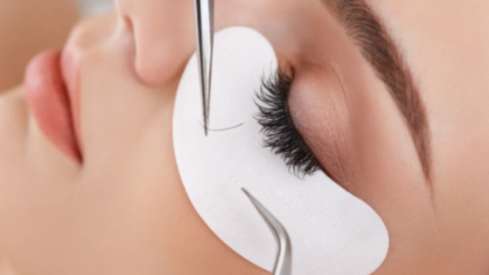 Saiba as diferenças entre Lash Lifting e Extensão de Cílios