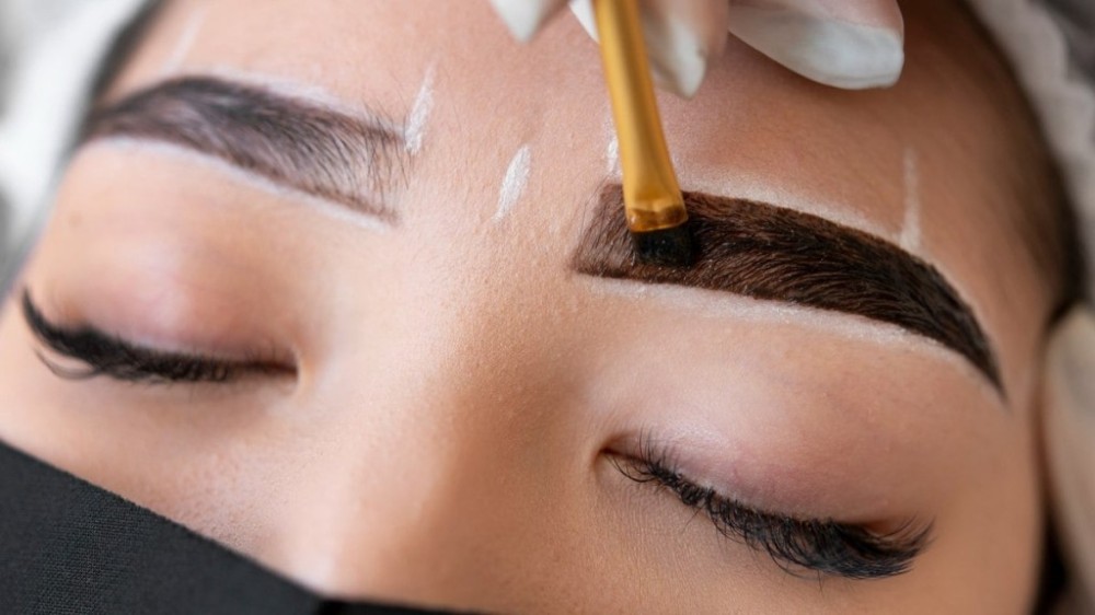 Henna, brow lamination e micropigmentação: entenda as diferenças