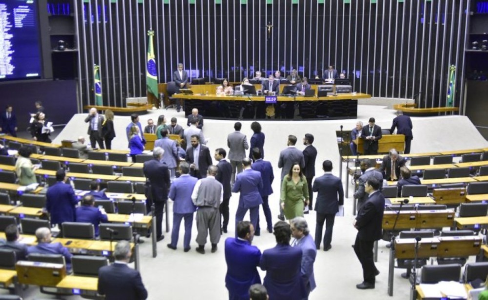 Deputados aprovam urgência para proposta que altera Lei da Ficha Limpa; acompanhe