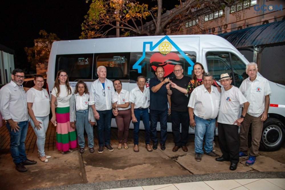 Lar dos Idosos recebe uma van zero km da prefeitura