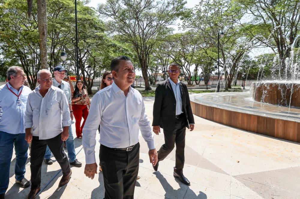 Governador vistoria obra da Praça de Chapada: 