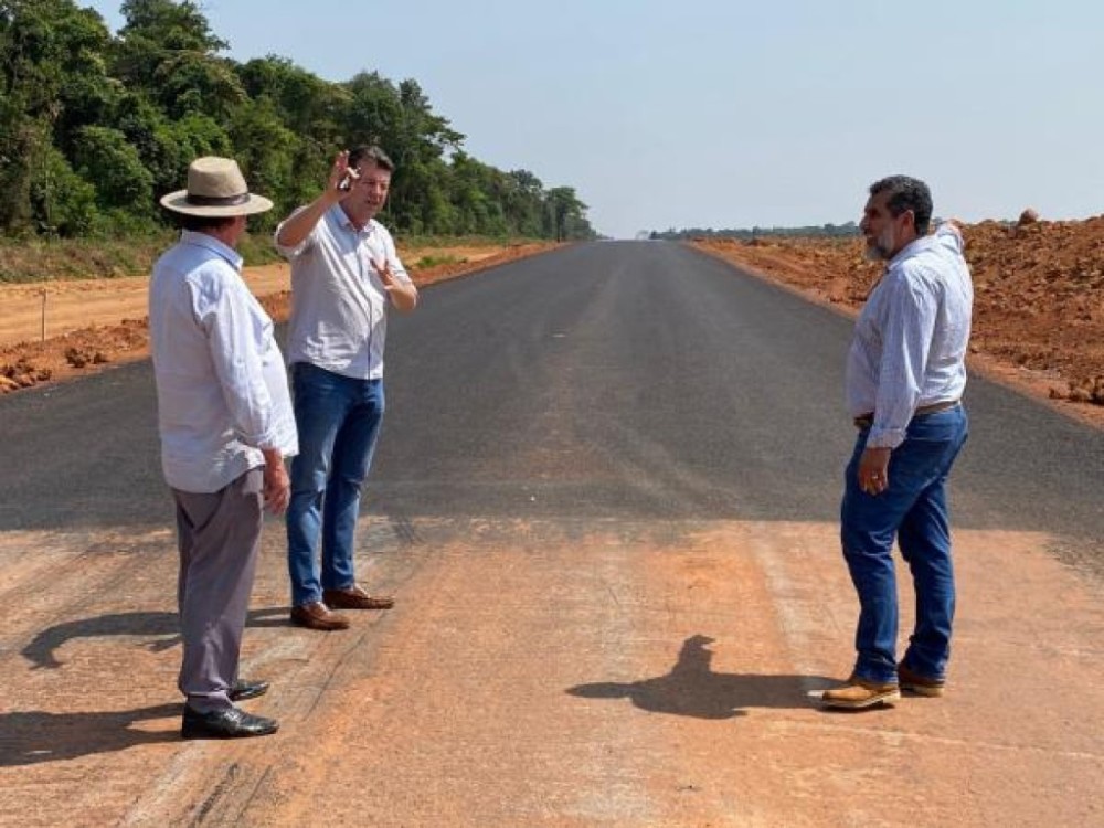 Prefeito acompanha obras nas estradas do Barreiro