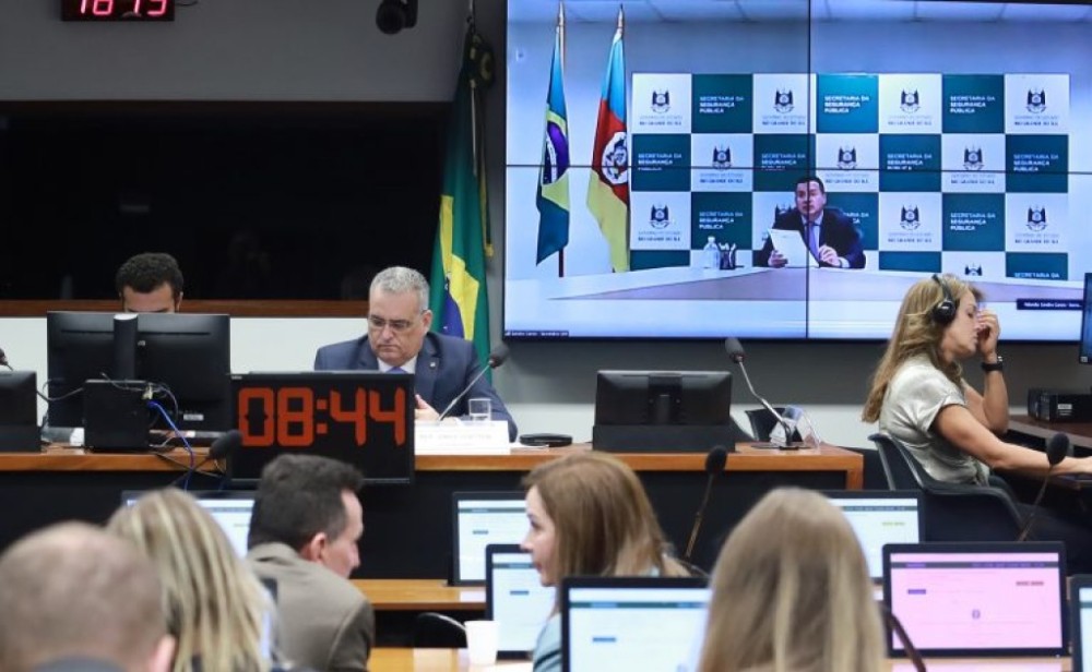 Especialistas defendem regulamentação de plataformas para combater violência nas escolas