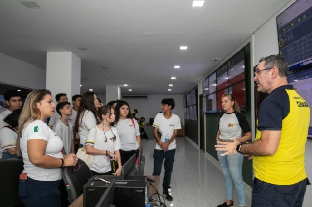 Alunos conhecem instalações da Semob e trabalho interno dos agentes de trânsito