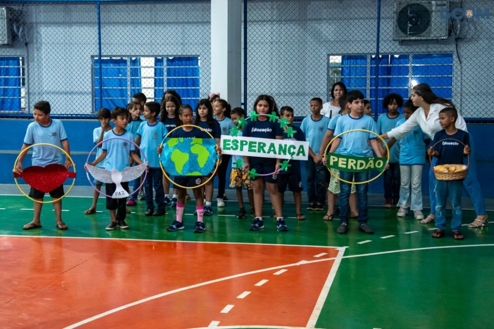 Escola Prof.ª Maria Aparecida de Oliveira comemora três anos com muitas homenagens