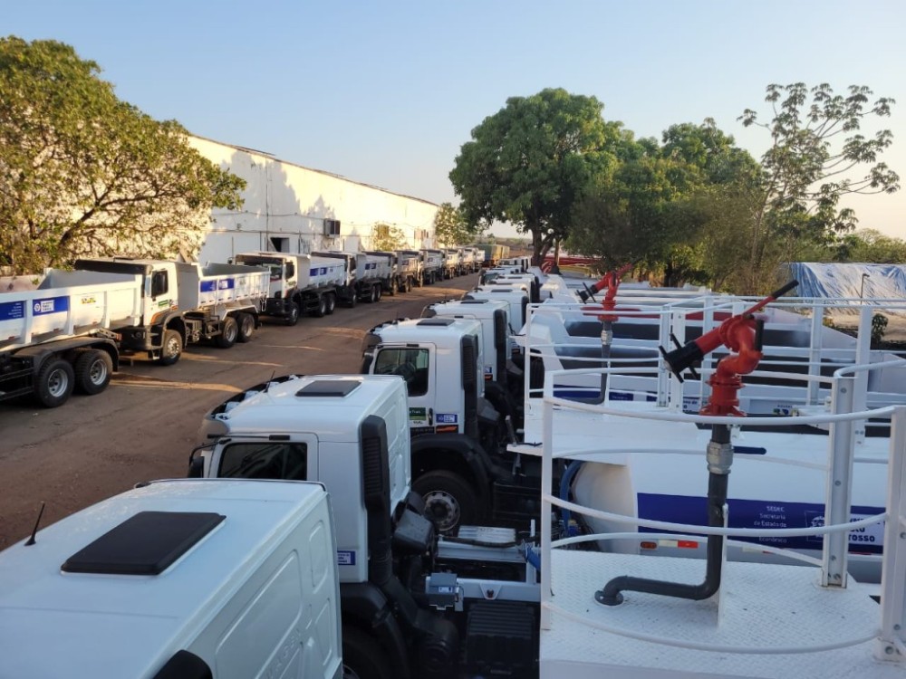 Governo de MT entrega máquinas e caminhões para prefeituras e associações