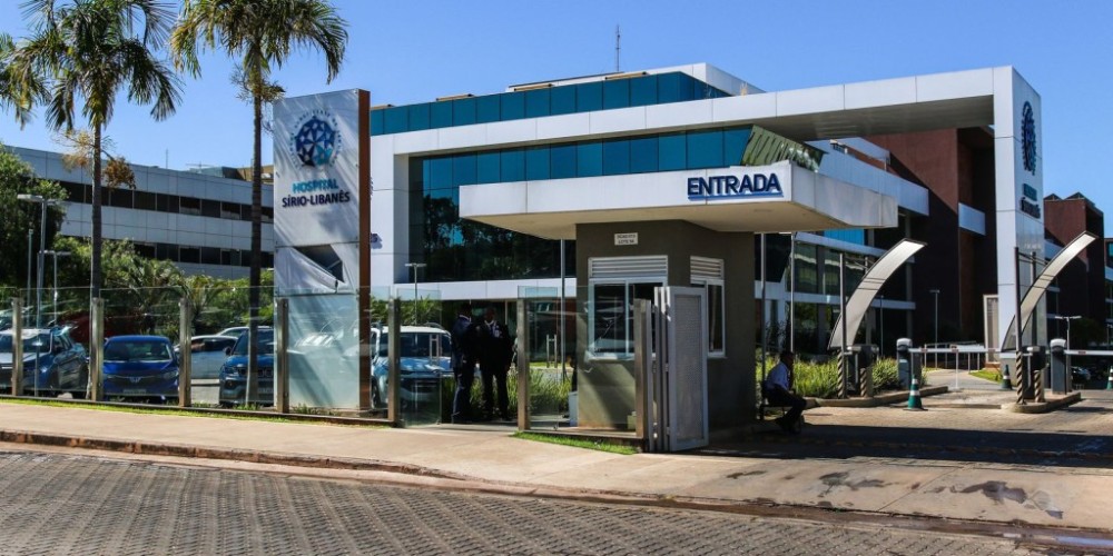 Lula permanece estável após cirurgia no quadril e já fez caminhada