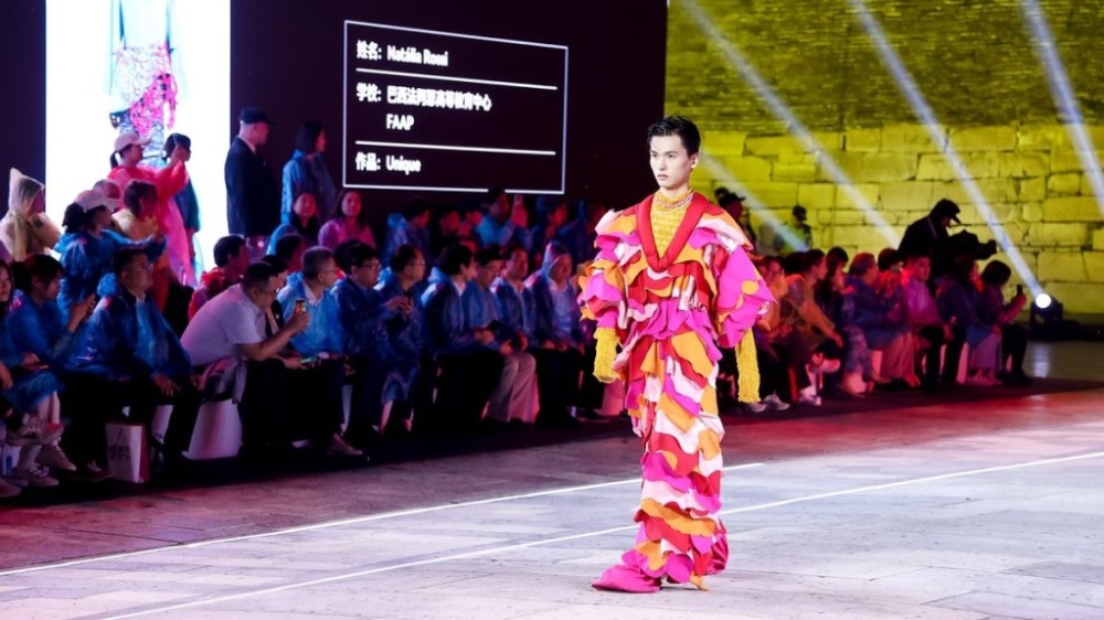Aluna de Moda da FAAP desfila sua coleção de TCC na Muralha da China