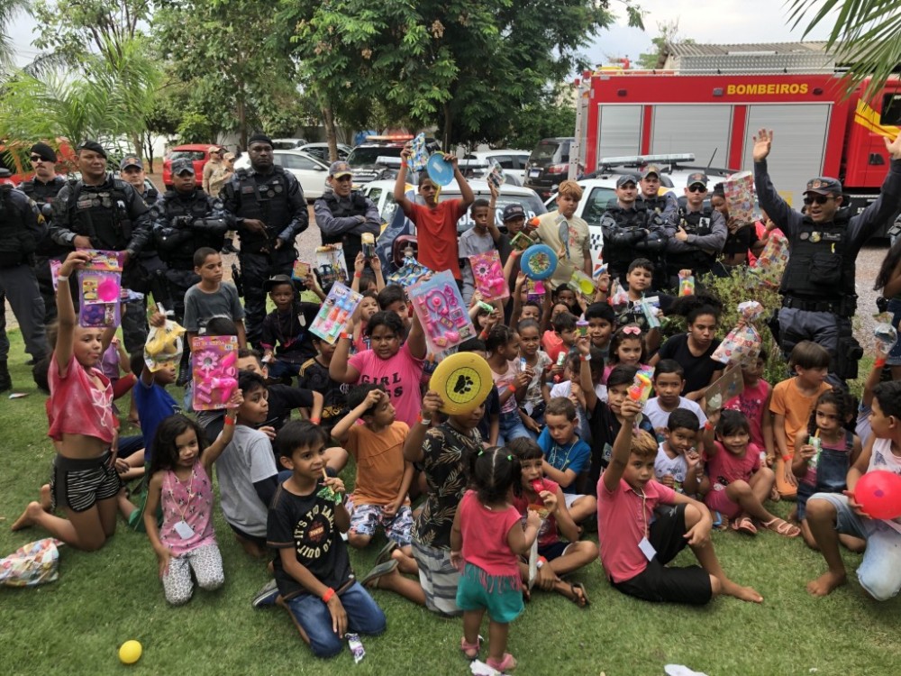 Crianças do Centro de Convivência Dona Zezé aproveitam tarde de festa com brincadeiras, presentes, doces e lanches