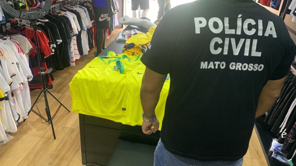 Polícia Civil apreende mais de 1,2 camisetas de futebol falsificadas da seleção brasileira e outros times