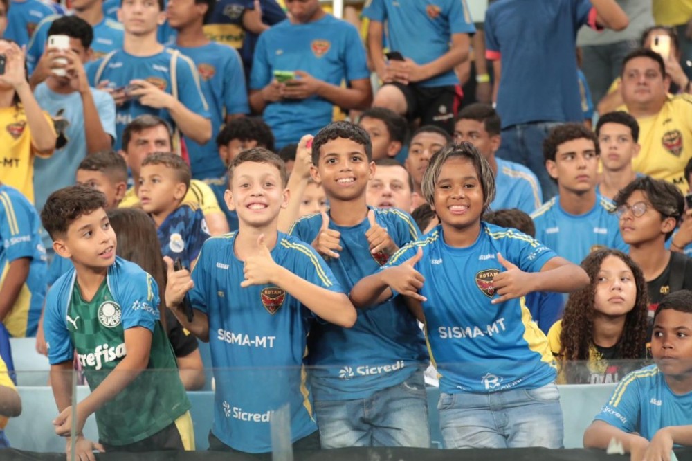 Primeira-dama de MT e governador levam entidades beneficentes ao treino da Seleção Brasileira de Futebol