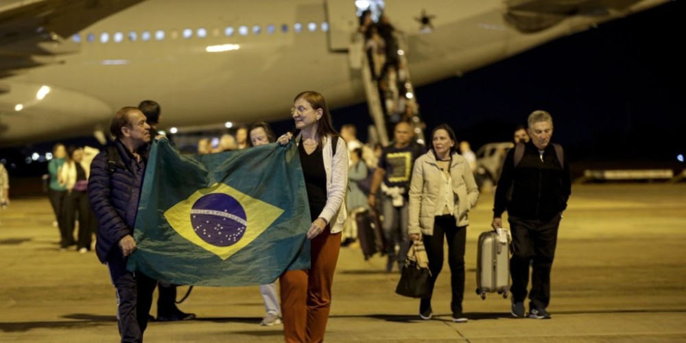 Repatriados manifestam alívio ao pisar em solo brasileiro