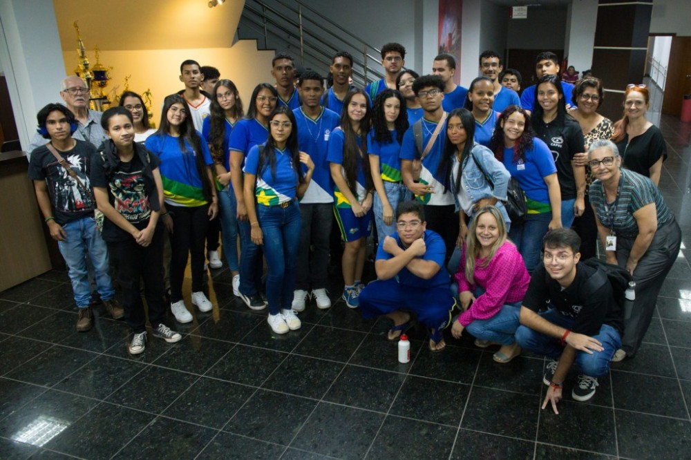 Alunos da Escola Estadual Ulisses Cuiabano visitam a ALMT