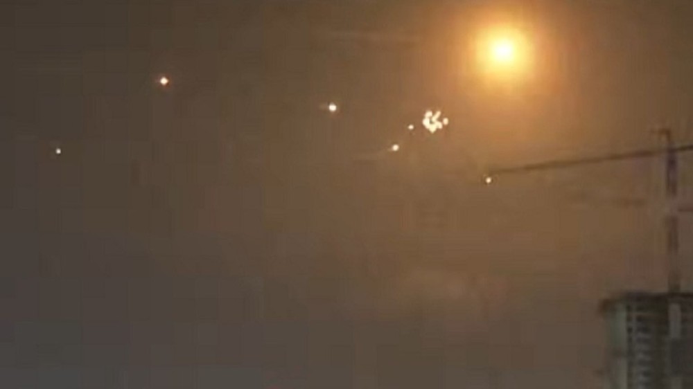Tel Aviv é atacada por foguetes e alertas de invasão soam em Israel
