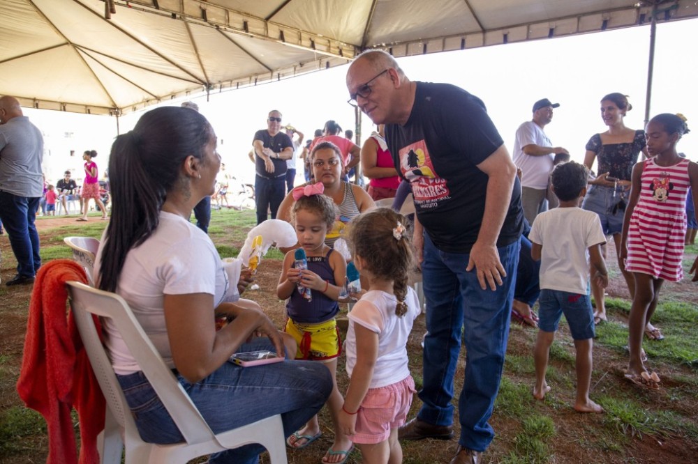 Prefeito prestigia festa da comunidade e visita obras no Celina Bezerra e Alfredo de Castro
