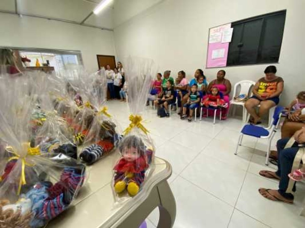Mês da criança: bonecas de fuxico são entregues aos pequenos do Programa Criança Feliz