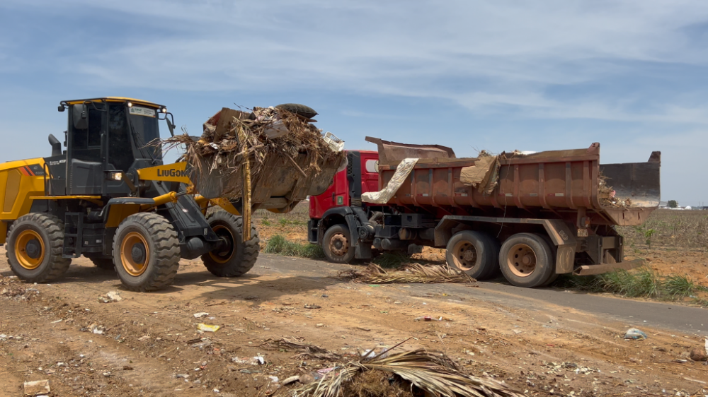 Prefeitura recolhe 10 caçambas de entulhos jogados irregularmente em reserva