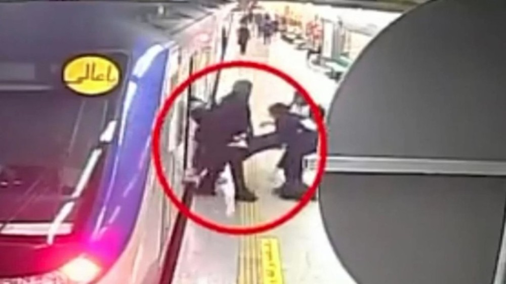 Jovem é agredida e fica em coma por não usar véu em metrô do Irã