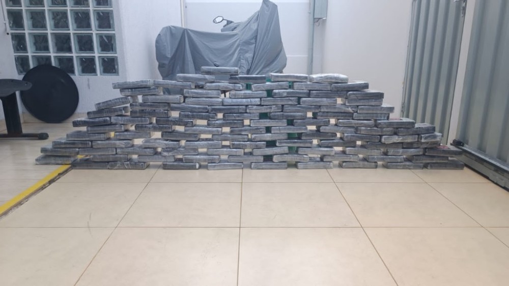 PM e PRF prendem motorista por tráfico, apreende carreta e 100 tabletes de cocaína