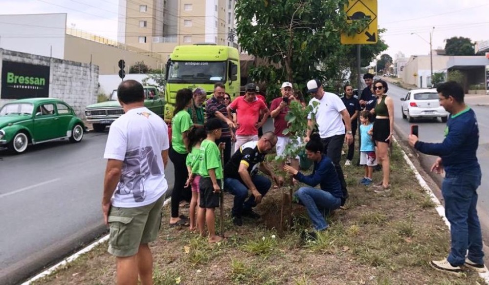 Projeto Verde Novo realiza plantio e distribuição de mudas na Avenida Antárctica em Cuiabá