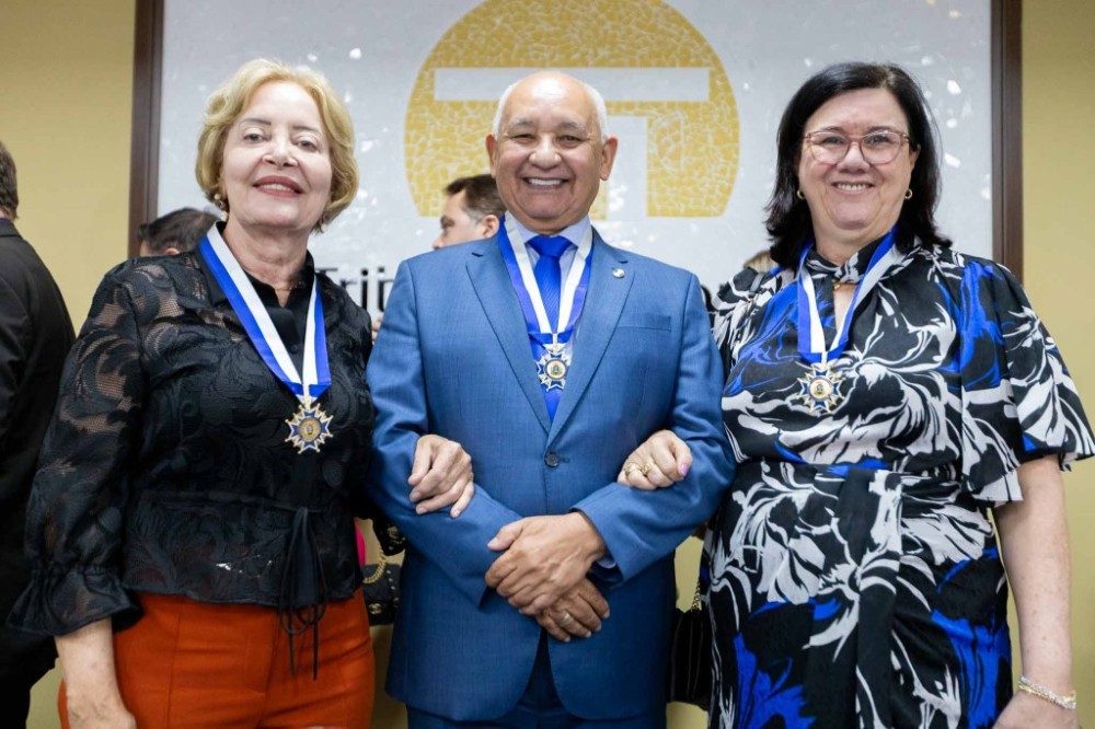 Presidente, corregedor e diretora da Escola da Magistratura são condecorados no Tribunal de Contas