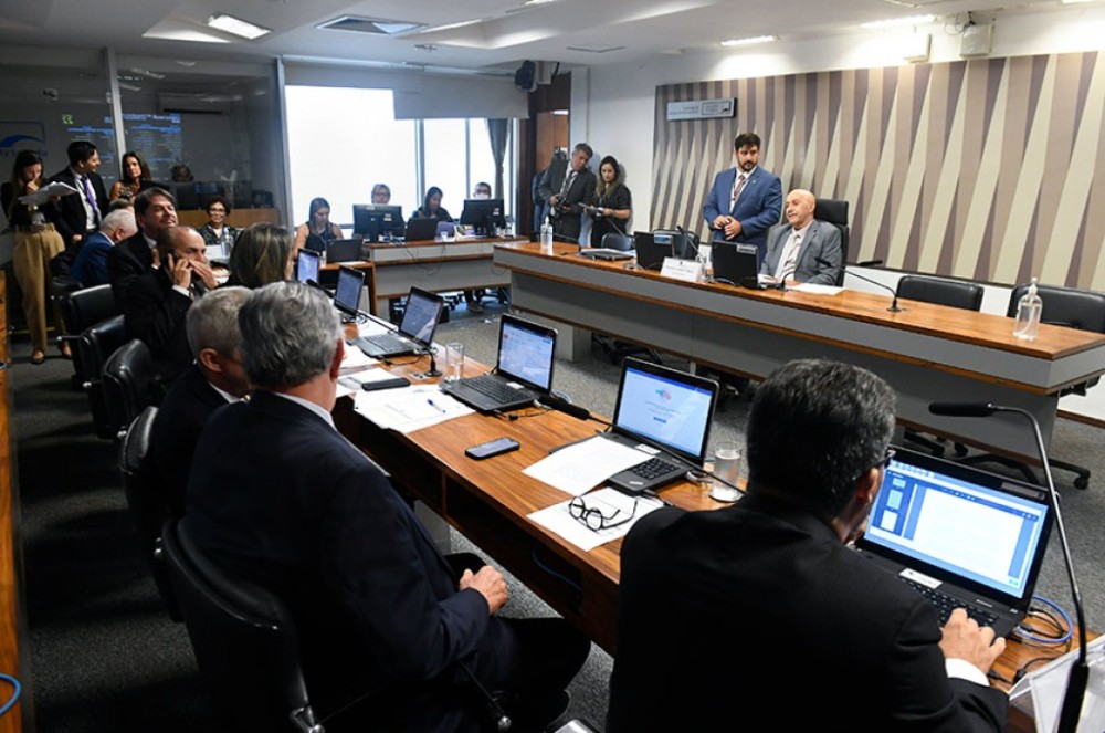 CI aprova homenagens a ex-governador e empresário em trechos de rodovias