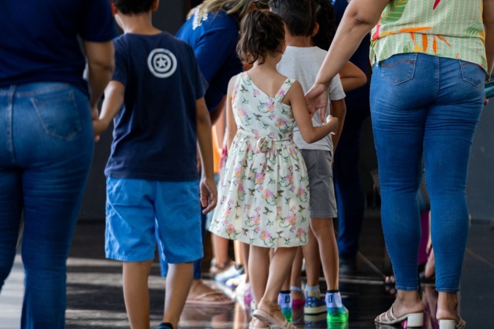 Crianças acolhidas assistem a musical da Disney em Cuiabá