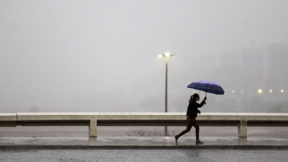 Previsão do tempo 2/11: céu nublado e risco de chuvas em todo o país