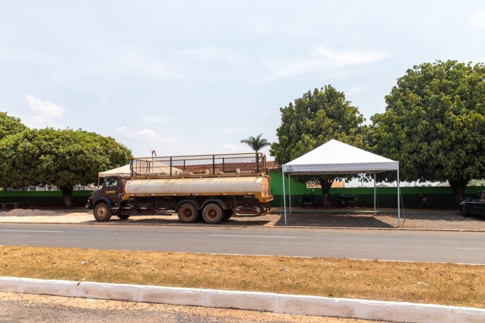Prefeitura disponibiliza caminhão pipa para limpeza de túmulos