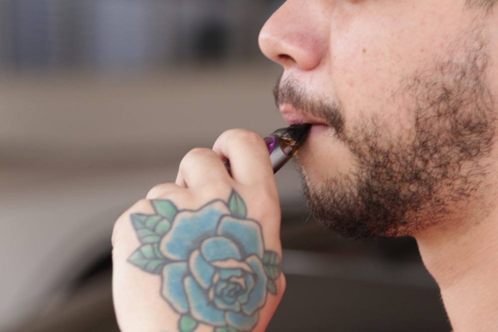 Uso de cigarros eletrônicos agora é proibido em ambientes coletivos
