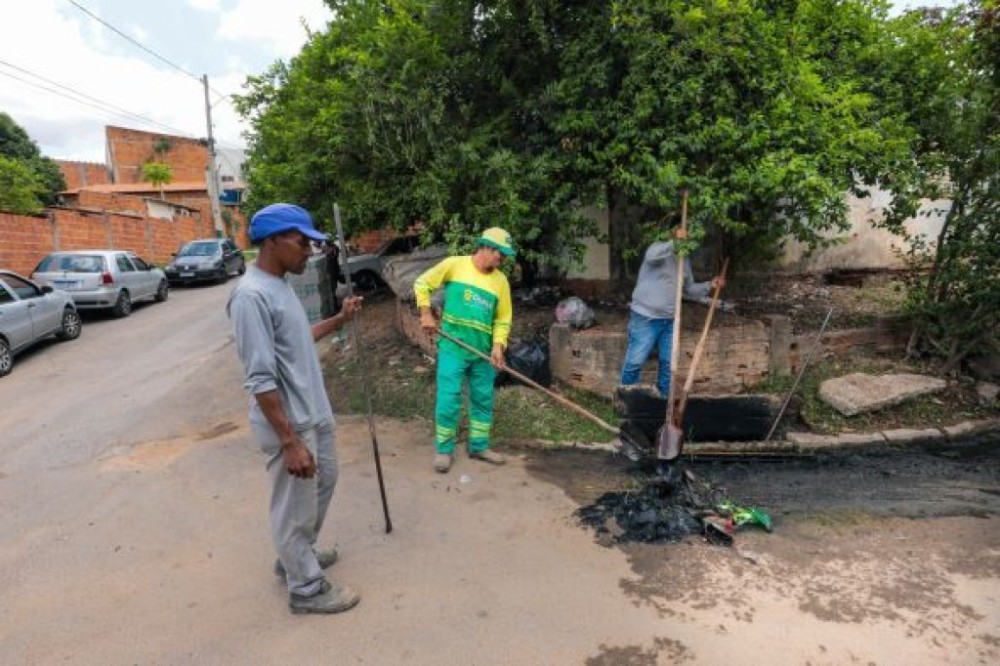 Equipes da Secretaria de Obras realizam limpeza de bueiros em Cuiabá