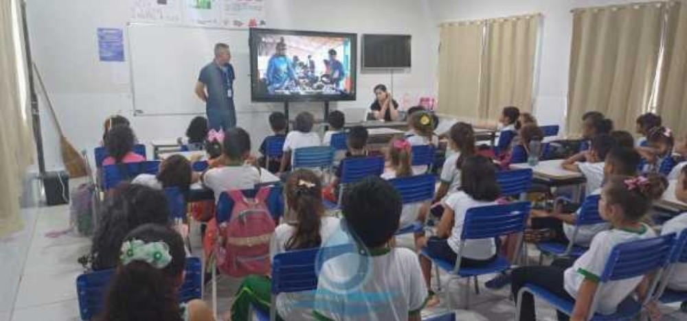 Coleta seletiva e tratamento de resíduos foram temas abordados em palestra para alunos da rede municipal