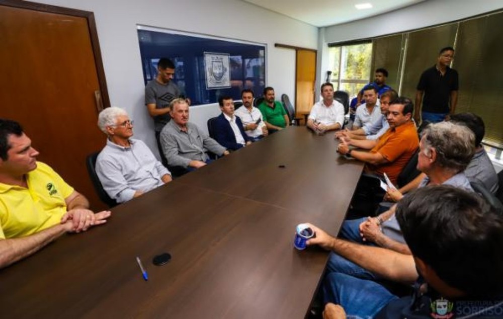 Junto a produtores, Prefeitura firma parcerias para asfaltar vicinais