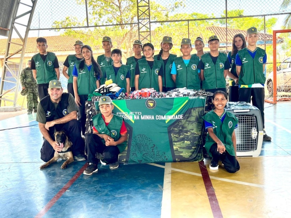 Sesp inicia projeto de adestramento de cães para estudantes de escola pública