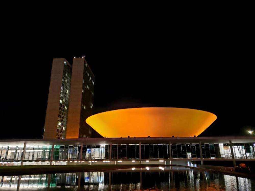 Iluminação laranja do Congresso integra ações pelo Dia Mundial da Doença Pulmonar