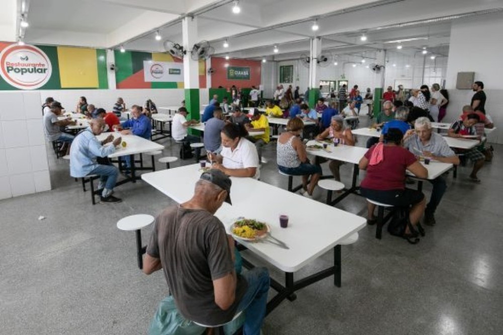 Trezentas refeições de rico valor nutricional foram servidas pelo Restaurante Popular no primeiro dia de atuação com nova estrutura