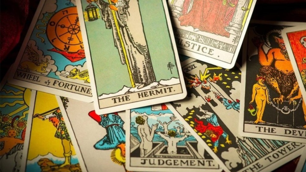 Arcanos do Tarot que podem ajudar a viver melhor o amor
