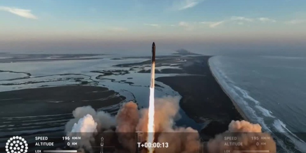 SpaceX lança foguete, mas propulsor explode após separar da Starship