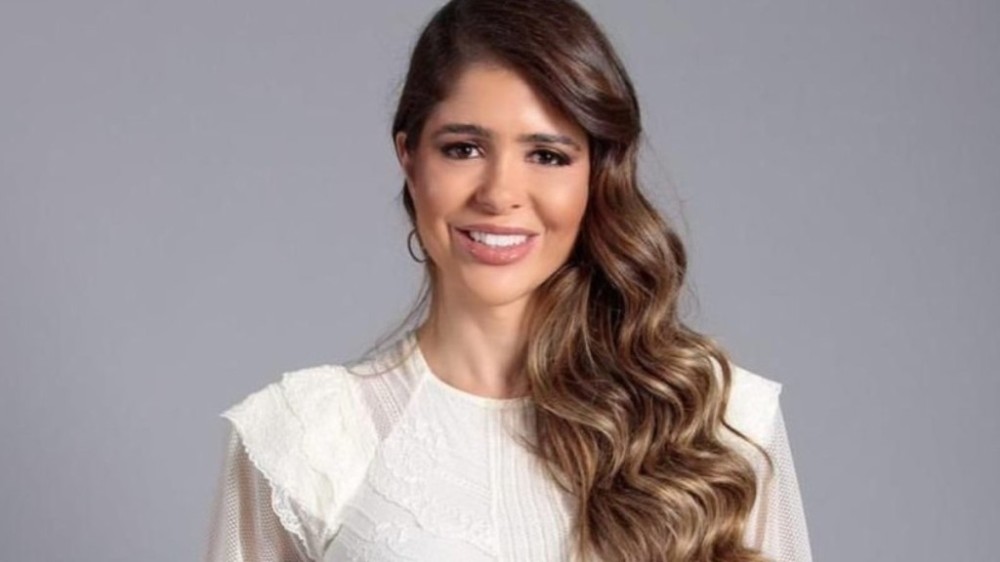 Pioneira do design de sobrancelhas capacita mulheres para empreender
