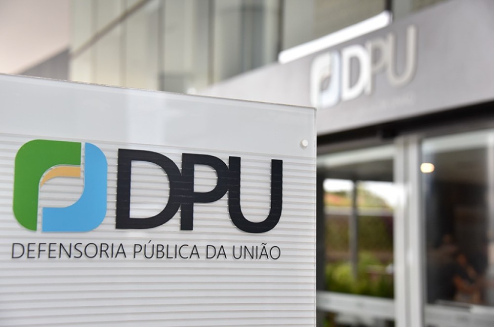Lei cria gratificação por exercício cumulativo para defensores públicos