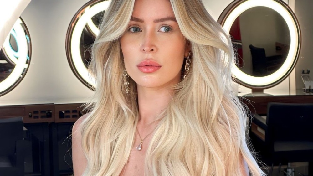 Raffa Rarbbie radicaliza visual, fica mais loira e coloca mega hair