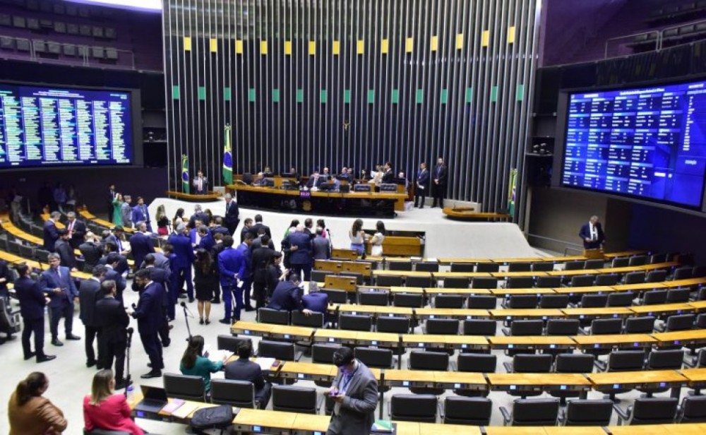 Câmara aprova redução de contribuições para primeiro emprego de jovens