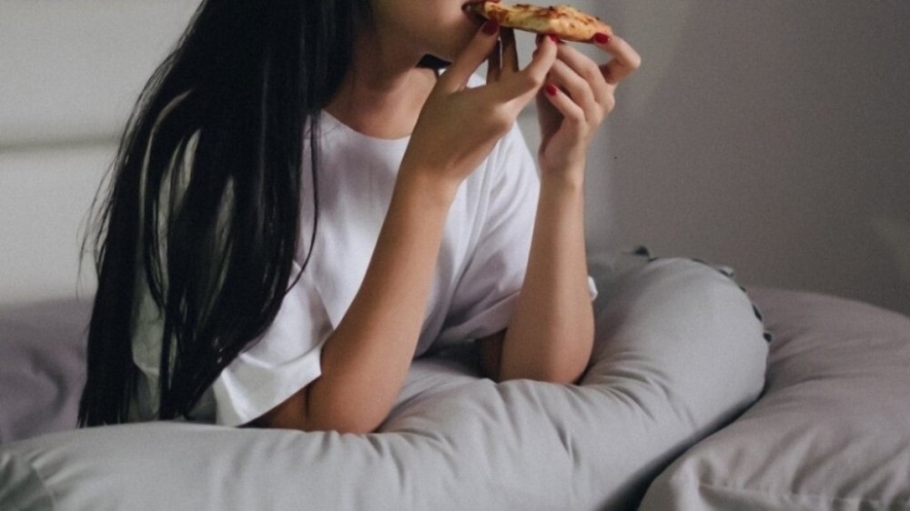 O que é compulsão alimentar e a diferença para o exagero