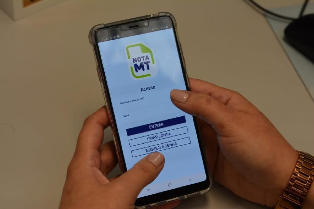 Governo entrega cheques de R$ 20 mil do Nota MT a entidades sociais