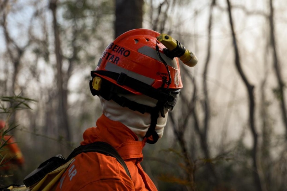 Bombeiros realizam ações preventivas para garantir extinção do fogo no Pantanal de MT