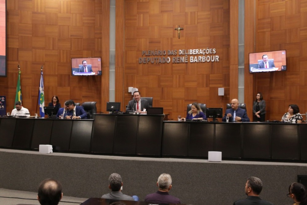 ALMT realiza sessão especial para homenagens e entrega de honrarias