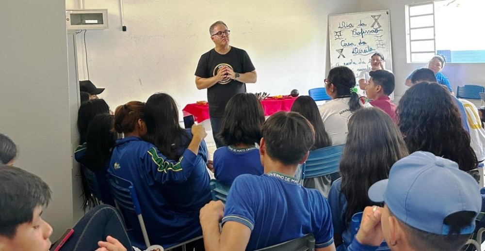 Juiz de Barra do Bugres profere palestras para estudantes indígenas da Aldeia Umutina